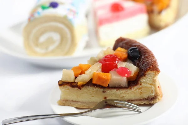 フルーツ スポンジ ケーキのスライスの水平 — ストック写真