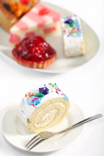 Rolo de esponja e prato de bolos — Fotografia de Stock