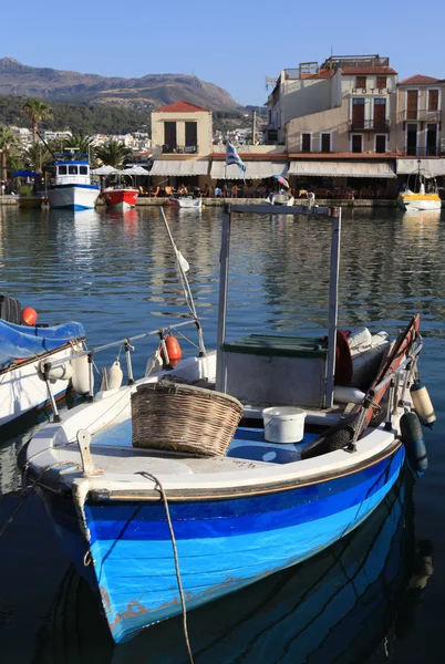 Barco de pesca e tavernas, Creta Rethymnon — Fotografia de Stock