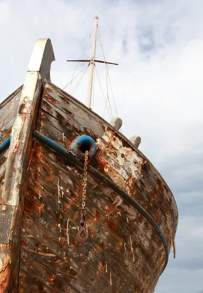 Barco de madera abandonado —  Fotos de Stock