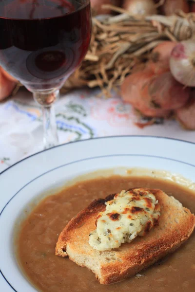 A bowl of French onion soup with fromage en crout — Stock Photo, Image