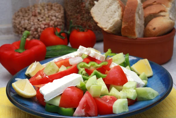 Традиційний грецький салат з хлібом — стокове фото