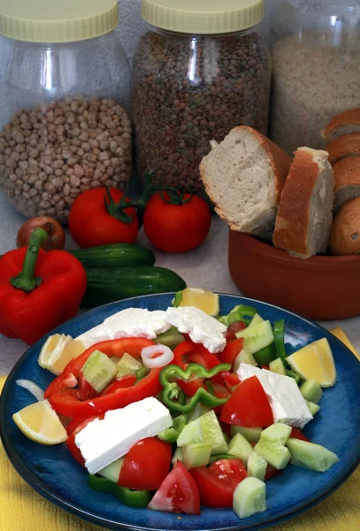 Traditionele Griekse salade met brood — Stockfoto