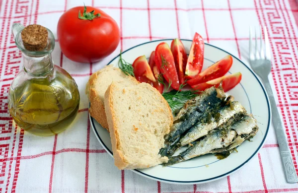 Сардины с помидорами и хлебом — стоковое фото