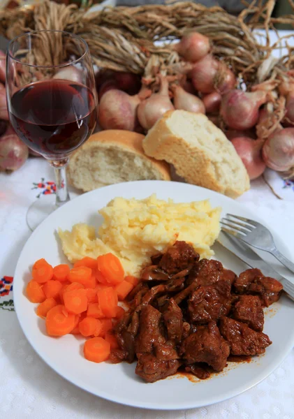 Comida Boeuf bourguignonne con vino y pan —  Fotos de Stock