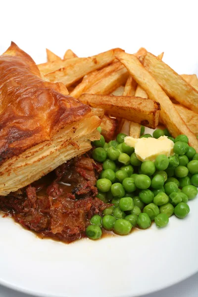 Beef pie chips and peas — Stock Photo, Image