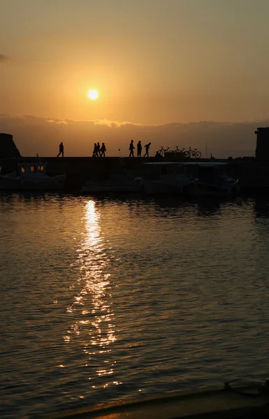Kreta haven zonsondergang verticale — Stockfoto