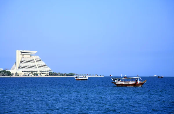 Plachetnice v zátoce, Dauhá, Katar — Stock fotografie