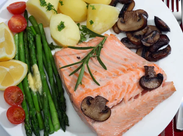 Salmon and vegetables meal — Stock Photo, Image