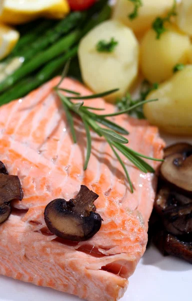Salmon dan sayuran close-up — Stok Foto