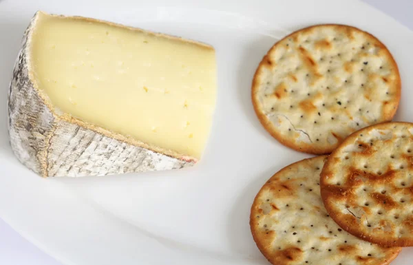 Peynir ve bisküvi — Stok fotoğraf
