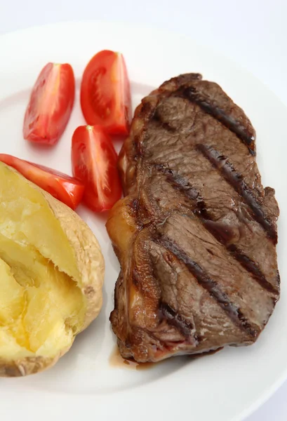 Gegrilltes New York Steak senkrecht — Stockfoto