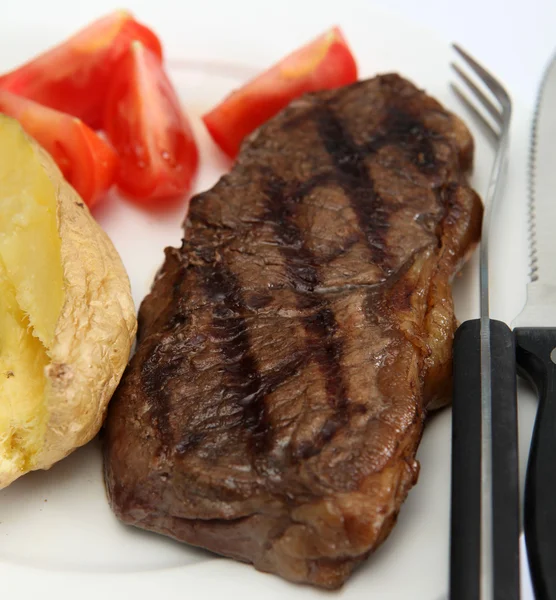Broiled New York steak and veg — Stock Photo, Image