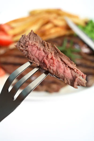 Steak vom Grill auf Gabel — Stockfoto