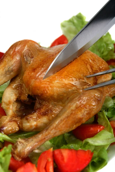 Carving en stekt kyckling — Stockfoto