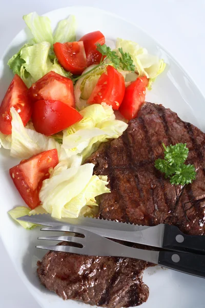 Steak und Salat — Stockfoto