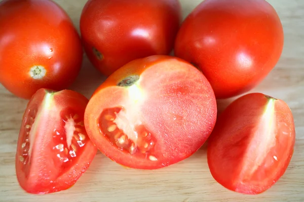 Pomidory na deskę do krojenia — Zdjęcie stockowe
