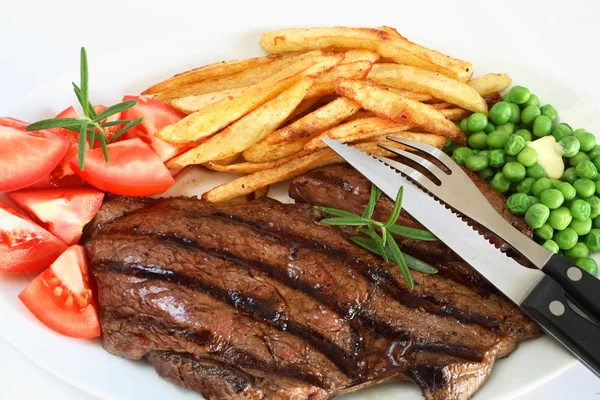 Izgara biftek yemek — Stok fotoğraf