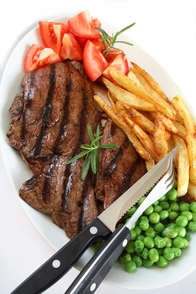 Izgara biftek yemek — Stok fotoğraf