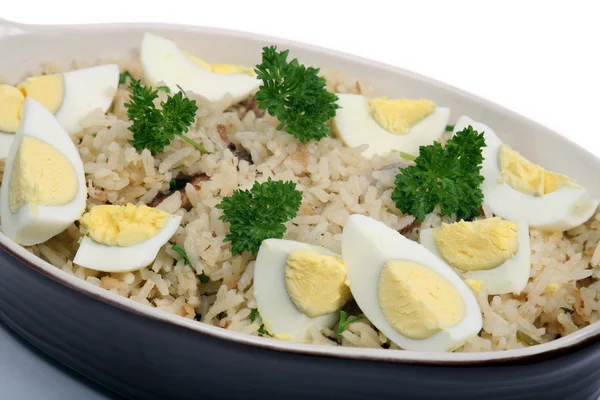 Kedgeree ryż z jajkiem i pietruszka poziomy — Zdjęcie stockowe