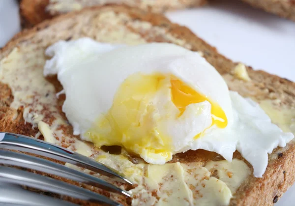 Poached egg on toast — Stock Photo, Image