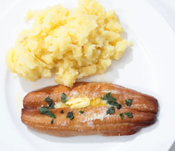 Gegrilde kipper en aardappel van bovenaf — Stockfoto
