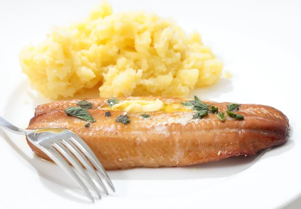Grilled kipper and mashed potato and fork — Stock Photo, Image
