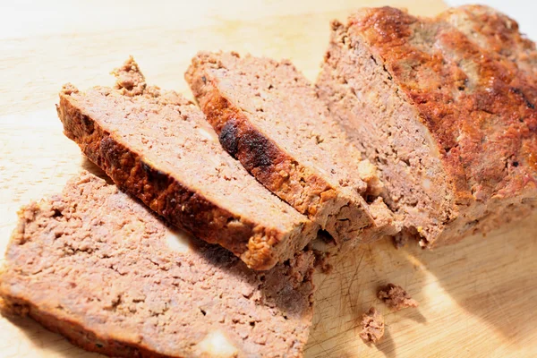 Tranches de pain de viande sur une assiette — Photo