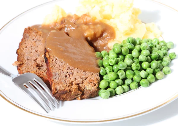 Köttfärslimpa ärtor potatis och brunsås — Stockfoto
