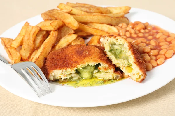 Kyckling kiev pommes frites och gaffel — Stockfoto