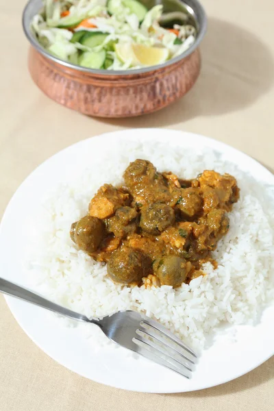 Grzyb curry z kurczaka i sałatka — Zdjęcie stockowe