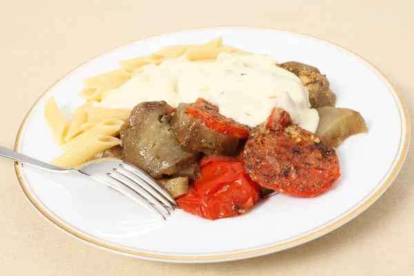 Patlıcan domates sosu makarna ve peynir — Stok fotoğraf
