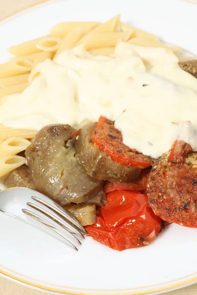 Macarrão de tomate de berinjela e molho de queijo — Fotografia de Stock