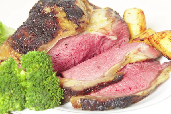 공동 접시에 구운 등심 쇠고기 — 스톡 사진