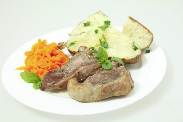 Lamb chops wortelen en gebakken aardappel plaat — Stockfoto