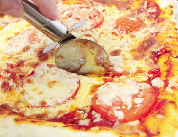 Skära pizza — Stockfoto
