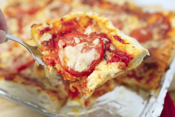 Εξυπηρετώντας πίτσα οριζόντια — Φωτογραφία Αρχείου
