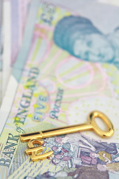 Schlüssel zum goldenen Pfund — Stockfoto