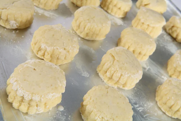 Raw scones on a baking tray — Stock Photo, Image