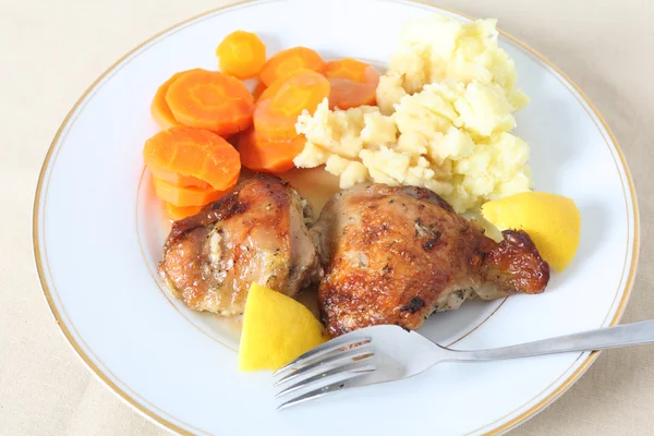 Λεμόνι κοτόπουλο γεύμα στο πιάτο — Φωτογραφία Αρχείου