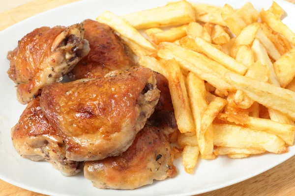 Pollo asado muslos y papas fritas ángulo alto —  Fotos de Stock