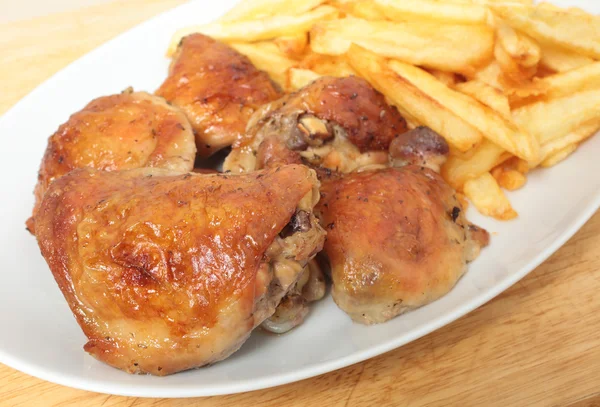 Stekt kycklinglår och pommes frites med sked — Stockfoto