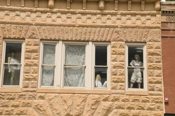 Fenster mit Schaufensterpuppen. — Stockfoto