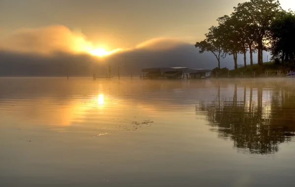 HDR av soluppgången över sjön okoboji — Stockfoto