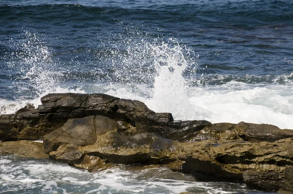 La Jolla'da çökmesini dalgaları