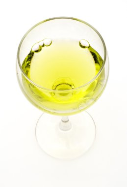 Absinthe beyaz zemin üzerine.