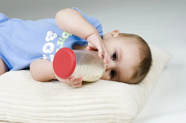 婴儿喝瓶子里的水 — 图库照片