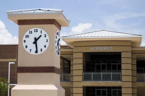 Klocka på high school i florida — Stockfoto