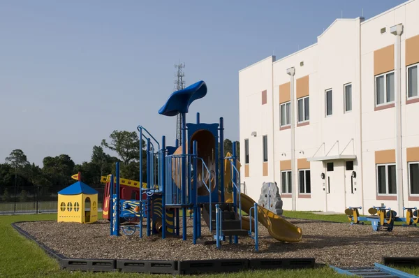Parque infantil na escola primária — Fotografia de Stock