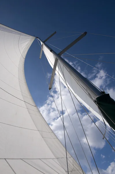 ล่องเรือและท้องฟ้าสีฟ้า — ภาพถ่ายสต็อก